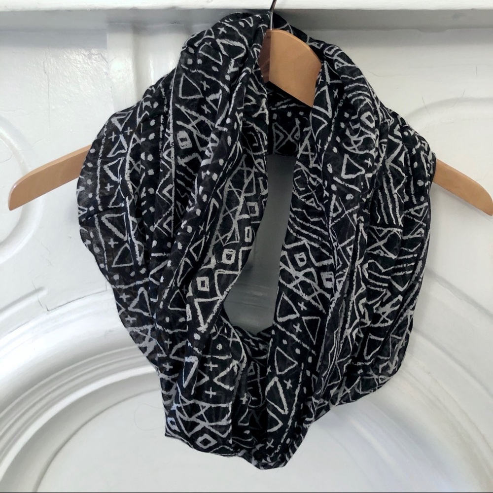 Light infinity scarf with pattern